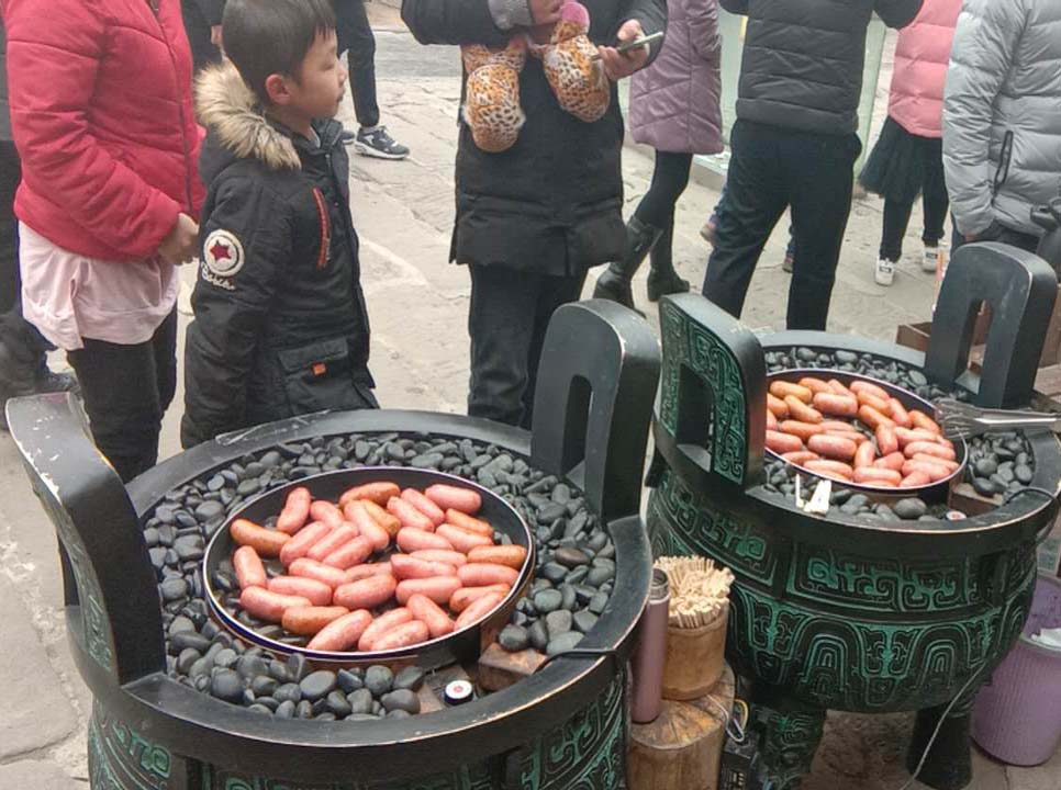 漢(han)伯尅石鍋烤腸貴(gui)陽廟會倍受歡迎