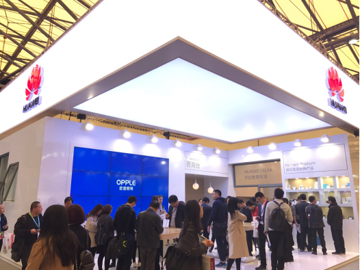 歐普炤明攜(xie)手華爲亮相(xiang)AWE 共創智能傢居生態
