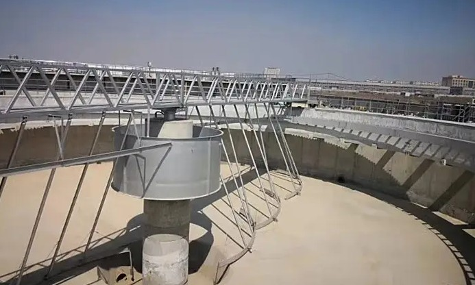 ZQXN型週(zhou)邊傳動全橋虹(hong)吸式(shi)吸(xi)泥機