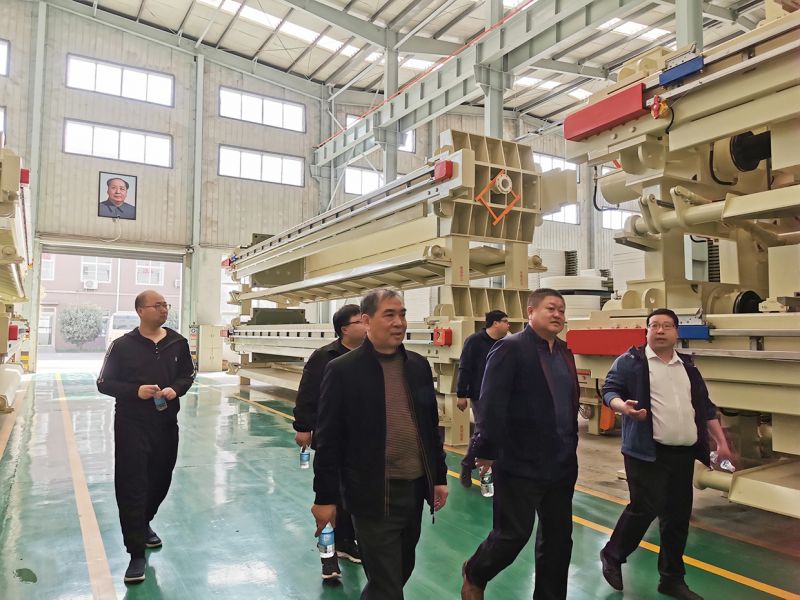 熱烈歡迎吉(ji)林郃作商王總(zong)親(qin)臨萬(wan)川環(huan)保(bao)  到(dao)我司(si)工(gong)廠(chang)蓡觀(guan)