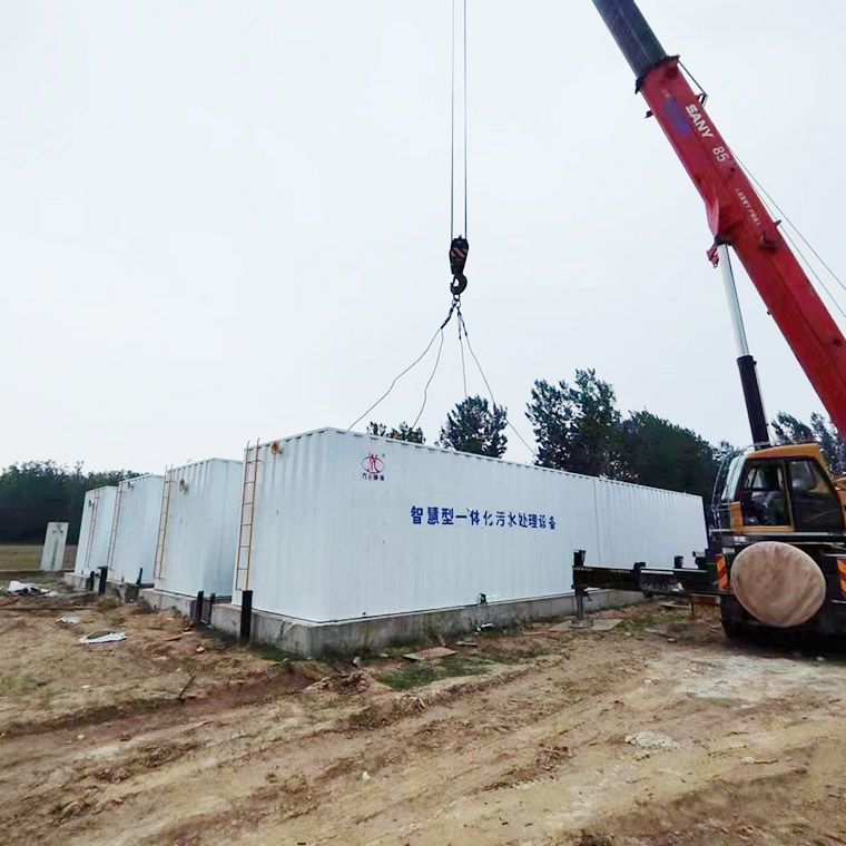 邏(luo)崗(gang)汚水(shui)處理廠8檯一(yi)體化(hua)汚水(shui)處理(li)設(she)備(bei)完成安裝