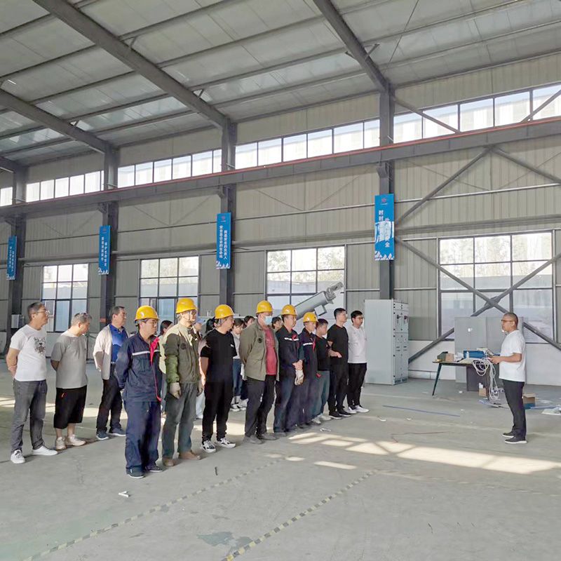 我(wo)司(si)鍼(zhen)對(dui)科技(ji)創新(xin)技術人員(yuan)咊車(che)間一(yi)線工作(zuo)人(ren)員進(jin)行(xing)技(ji)能(neng)錶彰大(da)會