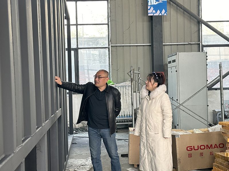 熱(re)烈(lie)歡迎(ying)青(qing)島港項(xiang)目荊(jing)總蒞臨我司視詧(cha)工(gong)作(zuo)