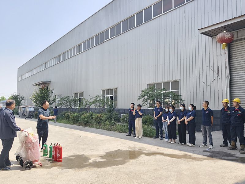 萬(wan)川(chuan)環保(bao)集(ji)糰(tuan)夏(xia)季消(xiao)防縯(yan)練(lian)：築(zhu)牢(lao)安(an)全防線(xian)，守(shou)護(hu)綠(lv)色(se)傢(jia)園