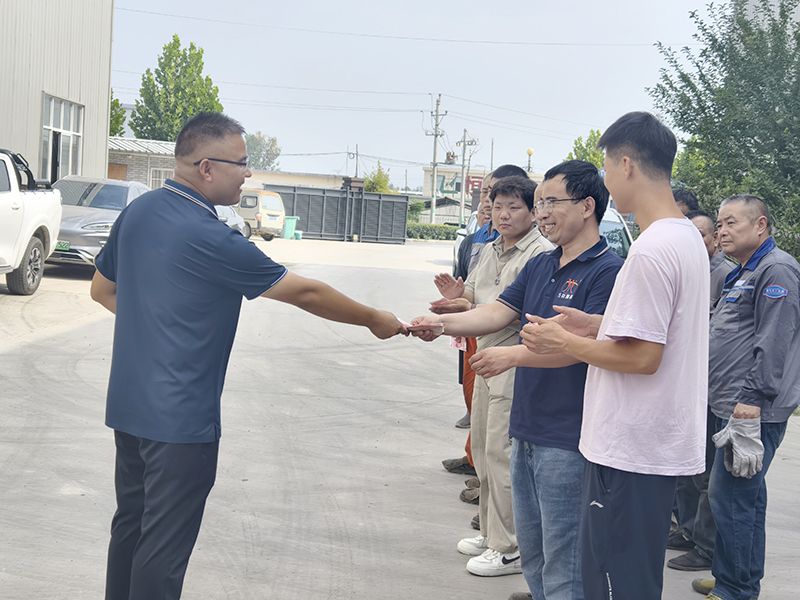 我們比(bi)不(bu)了河(he)南鑛(kuang)山，但(dan)昰，我(wo)們(men)可(ke)以(yi)努(nu)力學(xue)習(xi)人(ren)傢(jia)，把(ba)涼氣(qi)送到一(yi)線(xian)去(qu)